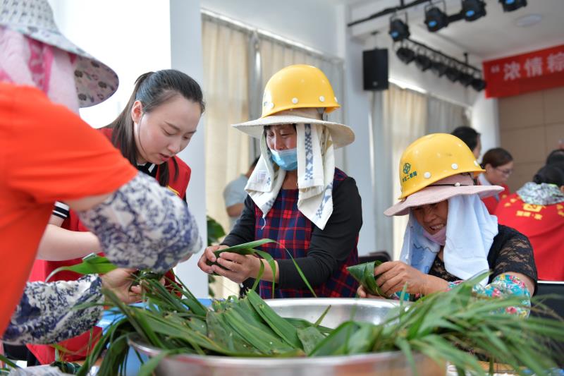 &ldquo;浓情粽意，，，，，，共享温暖&rdquo;包粽子活动.jpg